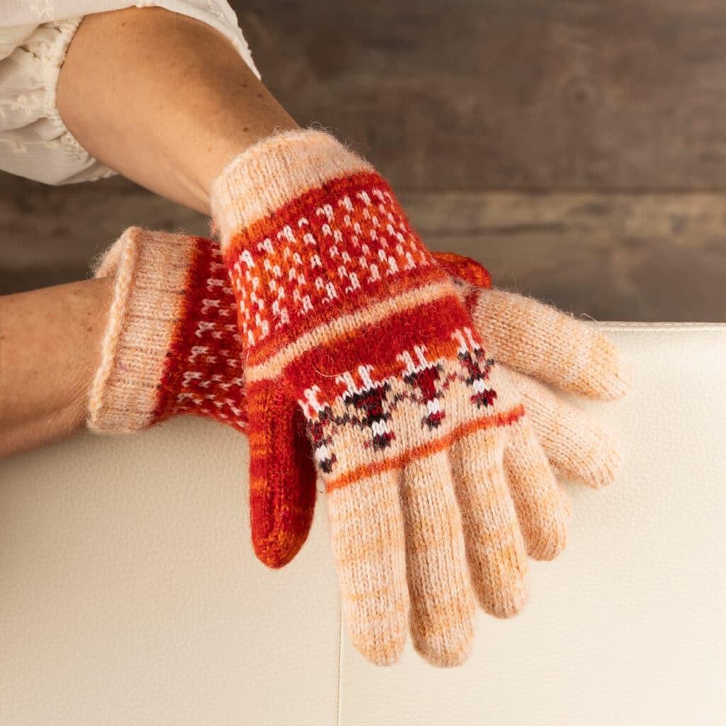 Graziosi guanti di lana calda nei colori rosa salmone e arancione, con un grazioso motivo a bambola. Guanti caldi per gli amanti dei colori. Questi guanti sono lavorati a maglia in pura lana di pecora. Se volete davvero coccolare le vostre mani, questi guanti caldi faranno al caso vostro. Quando li si tiene tra le mani, si percepisce l'artigianalità e la qualità! Questi guanti sono pura natura. La lana di pecora è traspirante e naturalmente isolante. Ottimo regalo per il compleanno o per le vacanze!