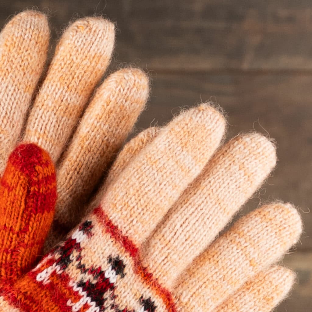 Graziosi guanti di lana calda nei colori rosa salmone e arancione, con un grazioso motivo a bambola. Guanti caldi per gli amanti dei colori. Questi guanti sono lavorati a maglia in pura lana di pecora. Se volete davvero coccolare le vostre mani, questi guanti caldi faranno al caso vostro. Quando li si tiene tra le mani, si percepisce l'artigianalità e la qualità! Questi guanti sono pura natura. La lana di pecora è traspirante e naturalmente isolante. Ottimo regalo per il compleanno o per le vacanze!